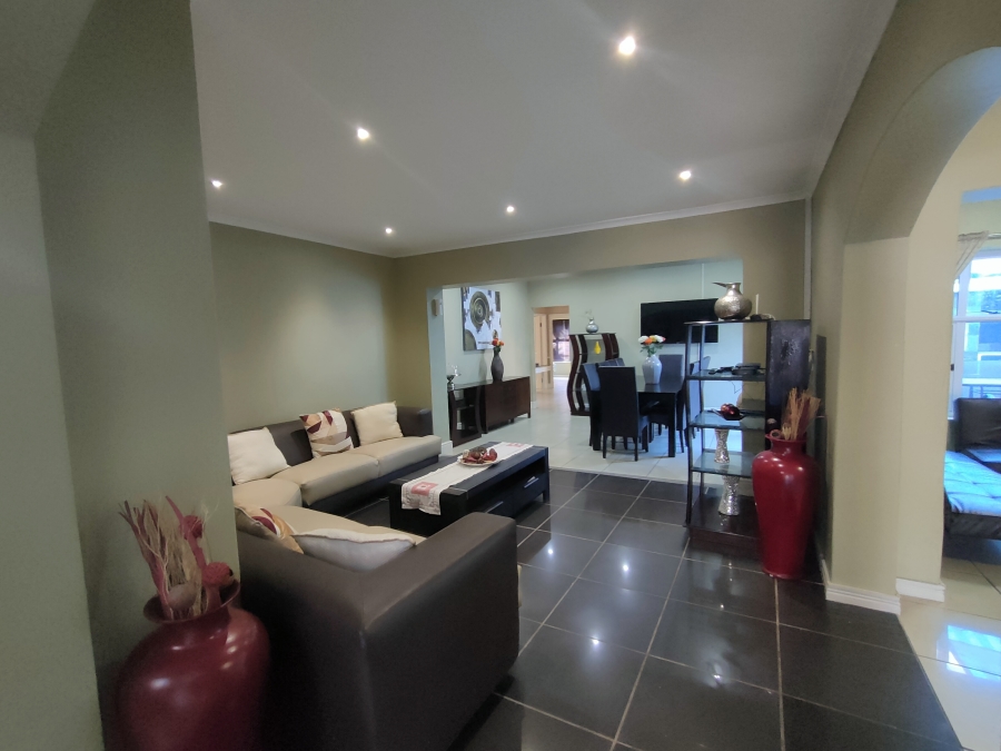 8 Bedroom Property for Sale in Wavecrest Eastern Cape
